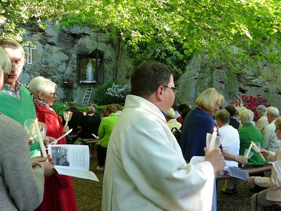 Maiandacht mit Krönung der Fatima-Madonna (Foto: Karl-Franz Thiede)